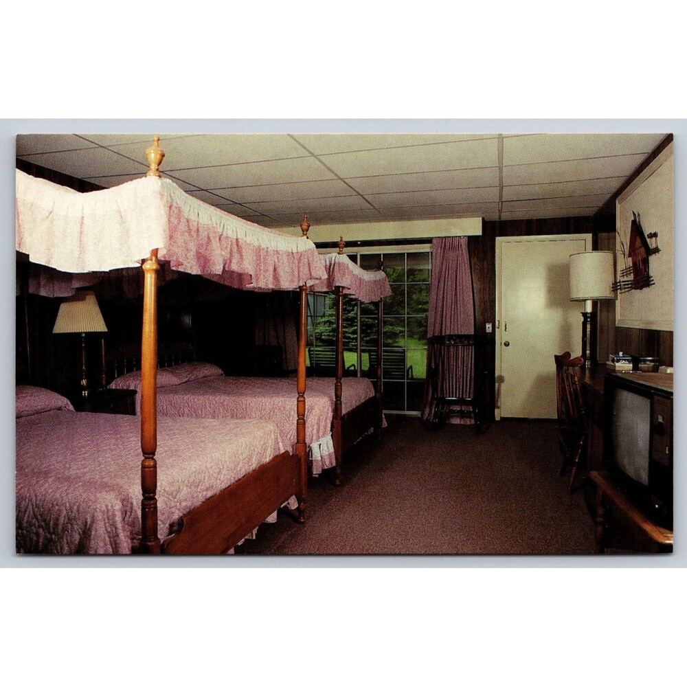 Kelly's Motor Coach Inn Gouldsboro Pennsylvania Postcard Vintage Interior TV